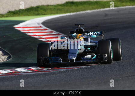 Lewis Hamilton (GBR) seinen Mercedes AMG W08 Hybrid, während der Formel-1-Wintertest am Circuit de Catalunya in Montmelò fahren. Stockfoto