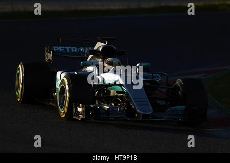 Lewis Hamilton (GBR) seinen Mercedes AMG W08 Hybrid, während der Formel-1-Wintertest am Circuit de Catalunya in Montmelò fahren. Stockfoto