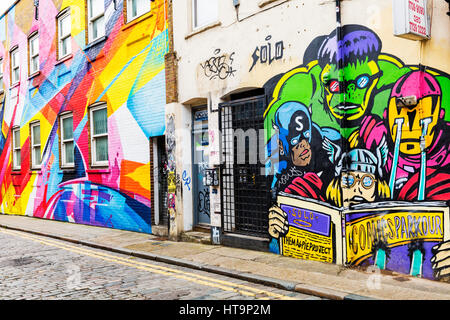 Bunte Comics Parkour Wandbild Graffiti an Wand und bunt bemalte Gebäude in Shoreditch, London im September Stockfoto