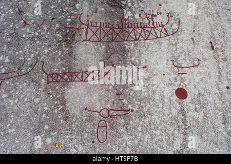 Berühmte Rockcarvings auf flachen Felsen, durch das Eis in TanumSweden geschliffen Stockfoto