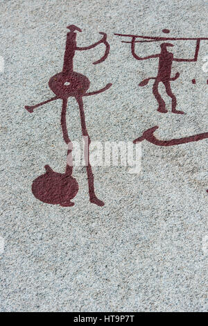 Berühmte Rockcarvings auf flachen Felsen, durch das Eis in TanumSweden geschliffen Stockfoto