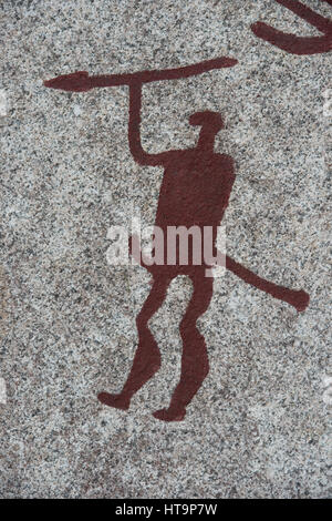 Berühmte Rockcarvings auf flachen Felsen, durch das Eis in TanumSweden geschliffen Stockfoto