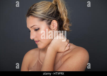 Frau hält ihre Wunden Hals. Stockfoto