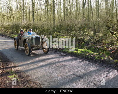 Austin Ulster Studien Oldtimer fahren auf einer Landstraße - aufgenommen am John Harris Versuch Oldtimer Sport-Event in Derbyshire organisiert von VSCC Stockfoto