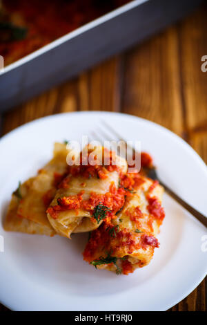 Kohlrouladen mit Fleisch und Reis in Tomatensauce Stockfoto