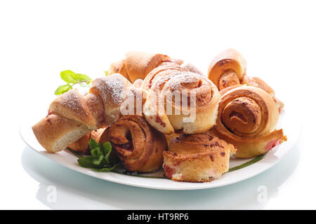 Süße Brötchen mit Marmelade auf einem weißen Hintergrund Stockfoto