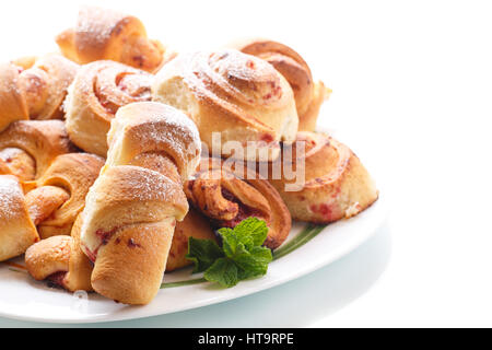 Süße Brötchen mit Marmelade auf einem weißen Hintergrund Stockfoto