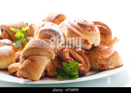 Süße Brötchen mit Marmelade auf einem weißen Hintergrund Stockfoto