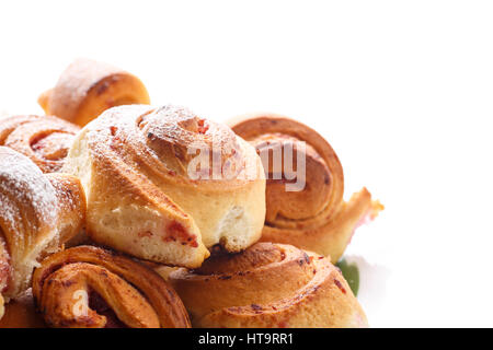 Süße Brötchen mit Marmelade auf einem weißen Hintergrund Stockfoto