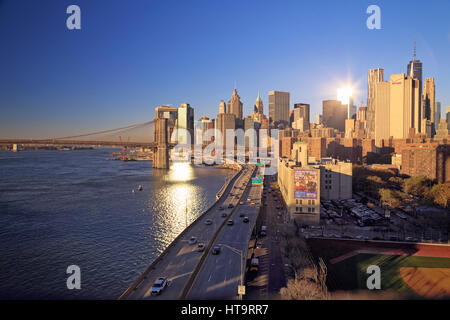 USA, New York, Brooklyn Bridge und Lower Manhattan Skyline Stockfoto