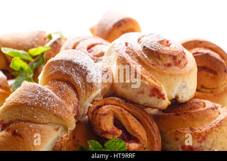 Süße Brötchen mit Marmelade auf einem weißen Hintergrund Stockfoto