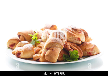 Süße Brötchen mit Marmelade auf einem weißen Hintergrund Stockfoto