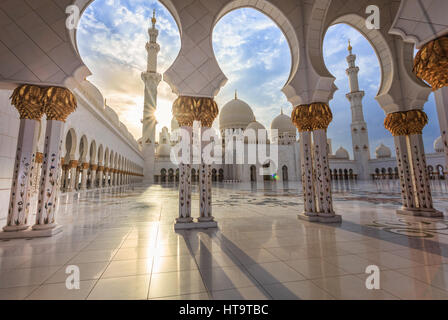 Sheikh Zayed Grand Moschee in der Abenddämmerung, Abu-Dhabi, UA Stockfoto