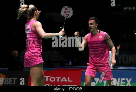 Englands Chris Adcock (rechts) und Gabrielle Adcock reagieren während ihr Mixed-Doppel-Match im dritten Tag von den YONEX All England Open Badminton Championships in der Barclaycard Arena, Birmingham. Stockfoto