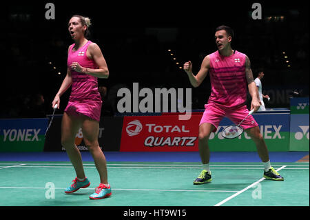 Englands Chris Adcock (rechts) und Gabrielle Adcock reagieren während ihr Mixed-Doppel-Match im dritten Tag von den YONEX All England Open Badminton Championships in der Barclaycard Arena, Birmingham. Stockfoto