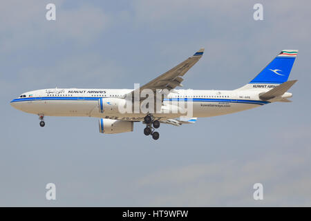 Dubai/VAE 9. März 2017: Airbus A330 von Swis landet auf dem Flughafen von Dubai. Stockfoto