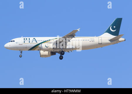 Dubai/VAE 9. März 2017: Airbus A320 von PIA landet auf dem Flughafen von Dubai. Stockfoto