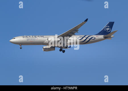 Dubai/VAE 9. März 2017: Airbus A330 von Aeroflot landet auf dem Flughafen von Dubai. Stockfoto