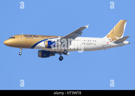 Dubai/VAE 9. März 2017: Airbus A320 aus Golf landet auf dem Flughafen von Dubai. Stockfoto