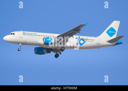 Dubai/VAE 9. März 2017: Airbus A320 von Jazeera landet auf dem Flughafen von Dubai. Stockfoto