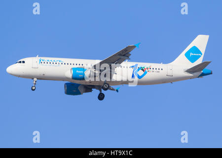 Dubai/VAE 9. März 2017: Airbus A320 von Jazeera landet auf dem Flughafen von Dubai. Stockfoto