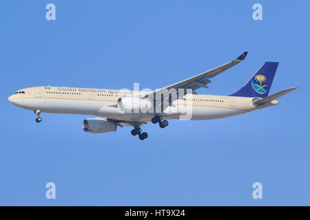 Dubai/VAE 9. März 2017: Airbus A330 von saudischen Landung am Flughafen von Dubai. Stockfoto