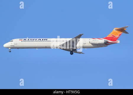 Dubai/VAE 9. März 2017: Kish MD-83 landet auf dem Flughafen von Dubai. Stockfoto