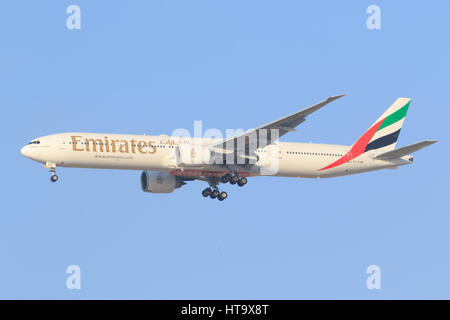 Dubai/VAE 9. März 2017: Boeing 777 von Emirates landet auf dem Flughafen von Dubai. Stockfoto