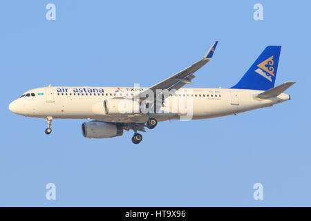 Dubai/VAE 9. März 2017: Airbus A320 von Astana landet auf dem Flughafen von Dubai. Stockfoto