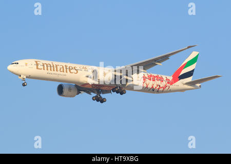 Dubai/VAE 9. März 2017: Boeing 777 von Emirates landet auf dem Flughafen von Dubai. Stockfoto