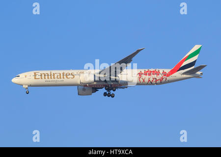 Dubai/VAE 9. März 2017: Boeing 777 von Emirates landet auf dem Flughafen von Dubai. Stockfoto