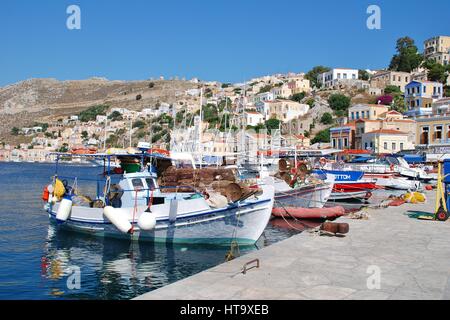 Kleine Boote vor Anker im Hafen von Yialos auf der griechischen Insel Symi. Stockfoto