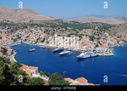 Blick hinunter auf Yialos Hafen auf der griechischen Insel Symi. Stockfoto