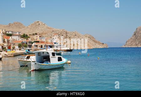 Kleine Boote vertäut am Pedi Bucht auf der griechischen Insel Symi. Stockfoto