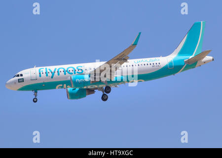 Dubai/VAE 9. März 2017: Airbus A320 von Flynas landet auf dem Flughafen von Dubai. Stockfoto