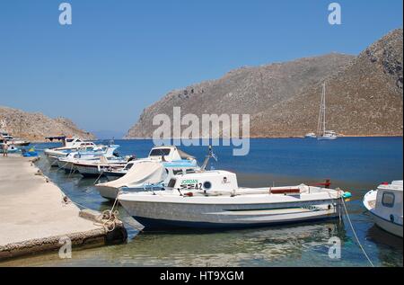 Kleine Boote vertäut am Pedi Bucht auf der griechischen Insel Symi. Stockfoto