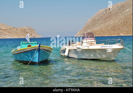 Kleine Boote vertäut am Pedi Bucht auf der griechischen Insel Symi. Stockfoto