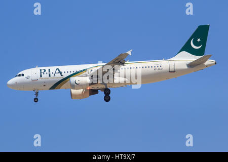 Dubai/VAE 9. März 2017: Airbus A320 von PIA landet auf dem Flughafen von Dubai. Stockfoto