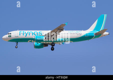 Dubai/VAE 9. März 2017: Airbus A320 von Flynas landet auf dem Flughafen von Dubai. Stockfoto