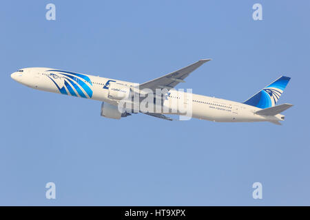 Dubai/VAE 9. März 2017: Boeing 777 von Egyptair landet auf dem Flughafen von Dubai. Stockfoto