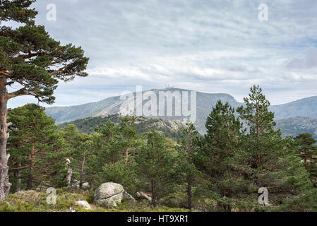 Ansichten von Navacerrada Ski resort aus Siete Picos (sieben Gipfel), in der Sierra de Guadarrama Mountains National Park Provinzen Segovia und Madrid, Spanien Stockfoto