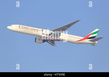 Dubai/VAE 9. März 2017: Boeing 777 von Emirates landet auf dem Flughafen von Dubai. Stockfoto