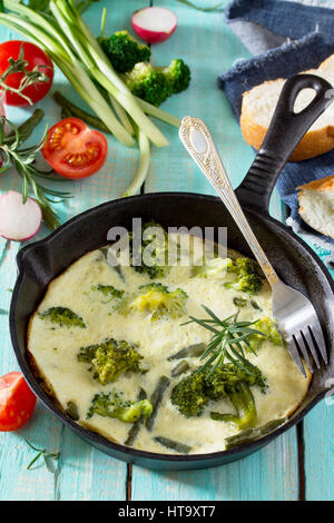 Rührei mit Brokkoli und grünen Bohnen mit verschiedenen Gemüse auf einem Holztisch. Das Konzept einer gesunden Ernährung und Entgiftung Ernährung. Stockfoto