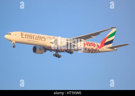 Dubai/VAE 9. März 2017: Boeing 777 von Emirates landet auf dem Flughafen von Dubai. Stockfoto