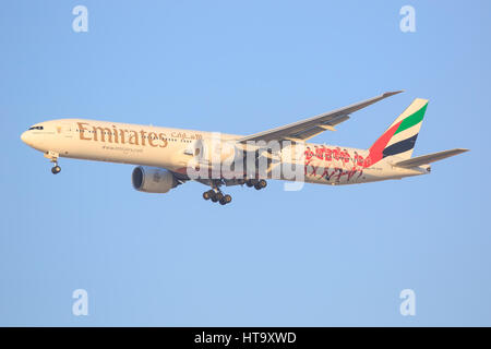 Dubai/VAE 9. März 2017: Boeing 777 von Emirates landet auf dem Flughafen von Dubai. Stockfoto