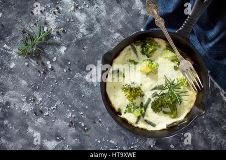 Rührei mit Brokkoli und grünen Bohnen mit verschiedenen Gemüse auf einem Holztisch. Das Konzept einer gesunden Ernährung und Entgiftung Ernährung. Stockfoto