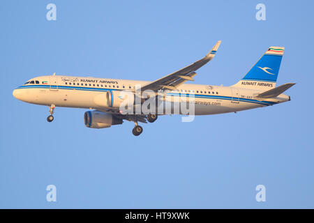 Dubai/VAE 9. März 2017: Airbus A320 von Kuwait Airways landet auf dem Flughafen von Dubai. Stockfoto