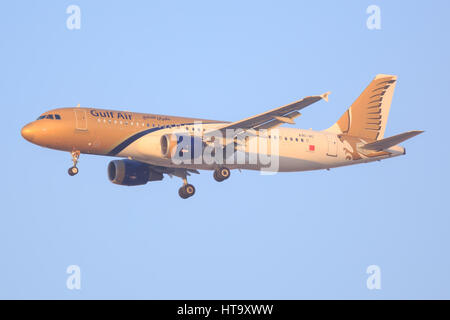 Dubai/VAE 9. März 2017: Airbus A320 von Gulf Air landet auf dem Flughafen von Dubai. Stockfoto