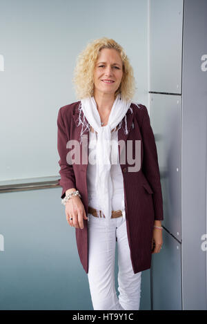 Zoe Schwarz Sänger mit blauen Aufregung vor Ort trägt ein weißes Outfit und Jacke Stockfoto