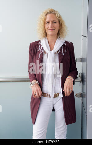 Zoe Schwarz Sänger mit blauen Aufregung vor Ort trägt ein weißes Outfit und Jacke Stockfoto